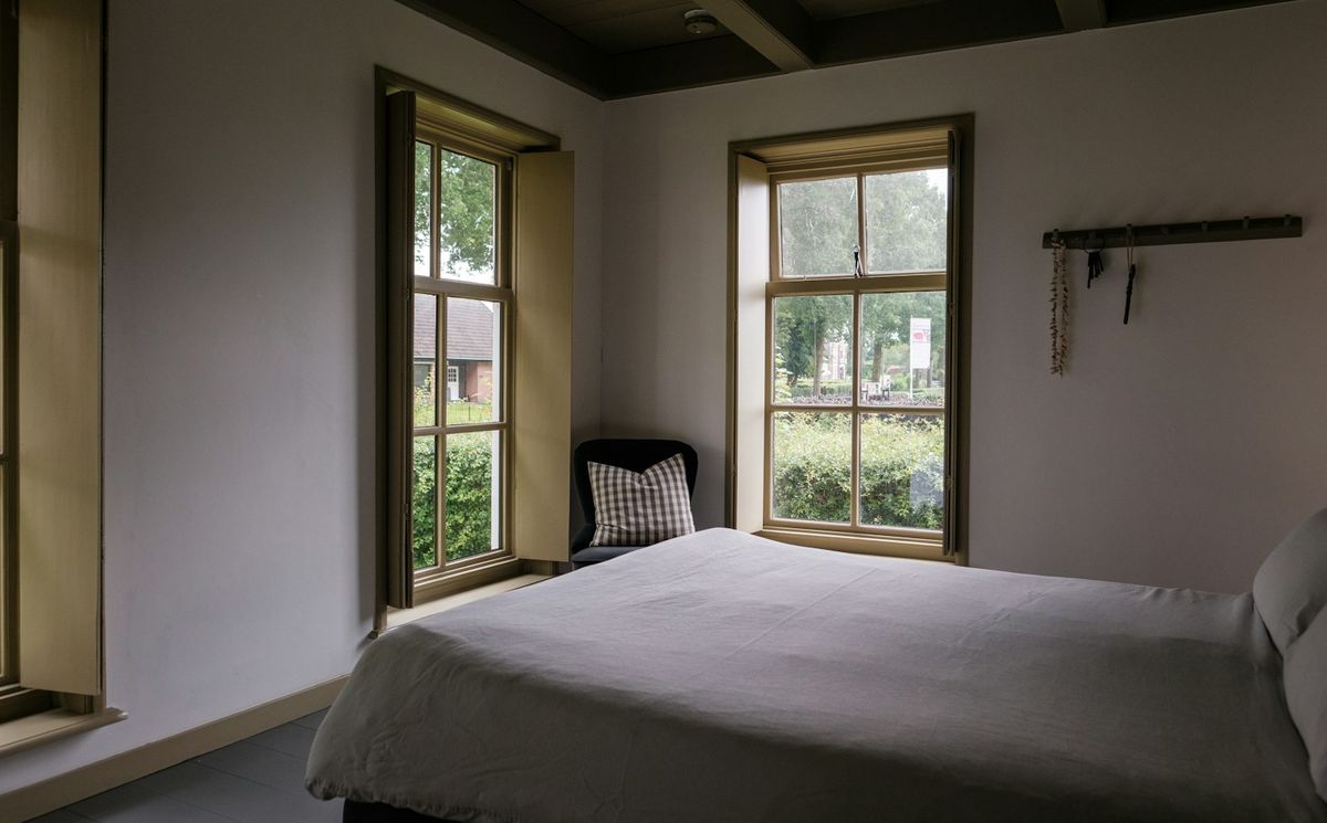 Garden Suite — dettaglio della camera con luce naturale