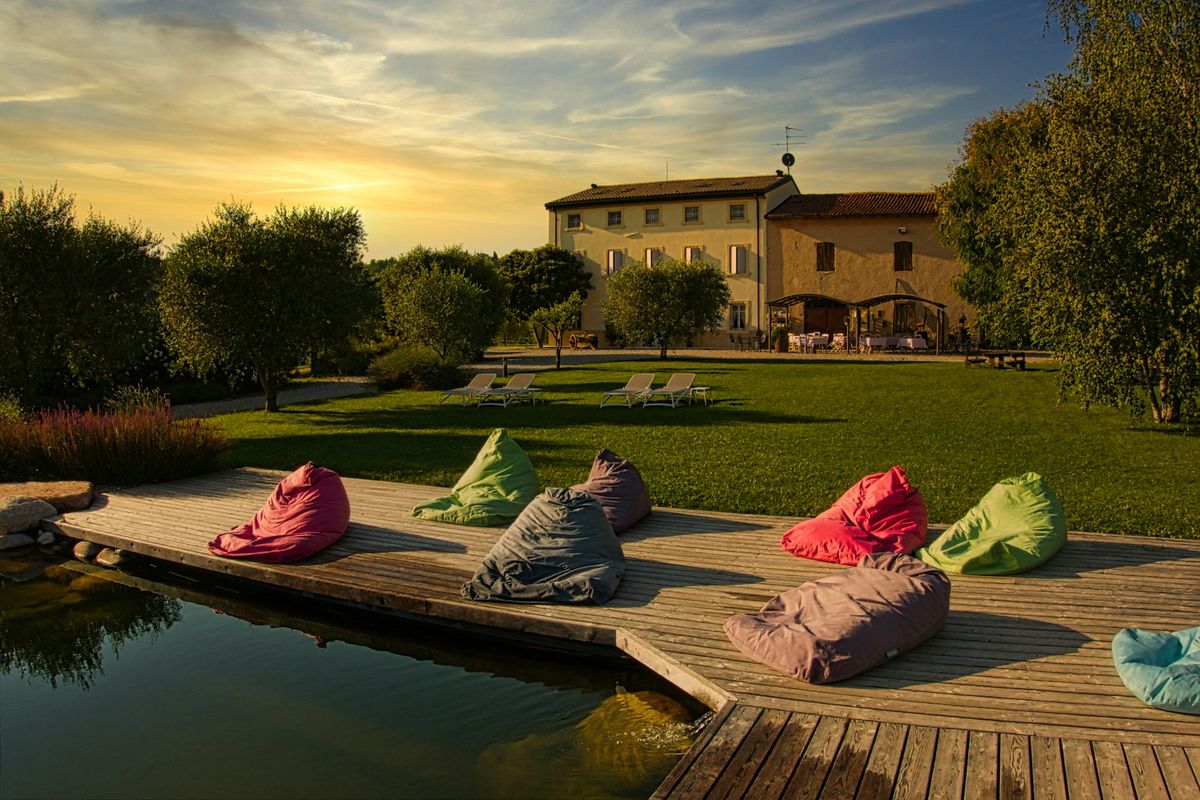 Piscina e giardino illuminati di notte