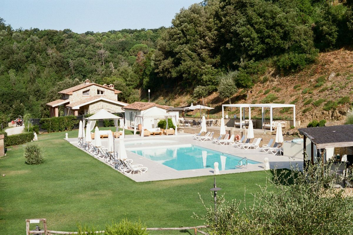 Bordo della piscina a sfioro al tramonto